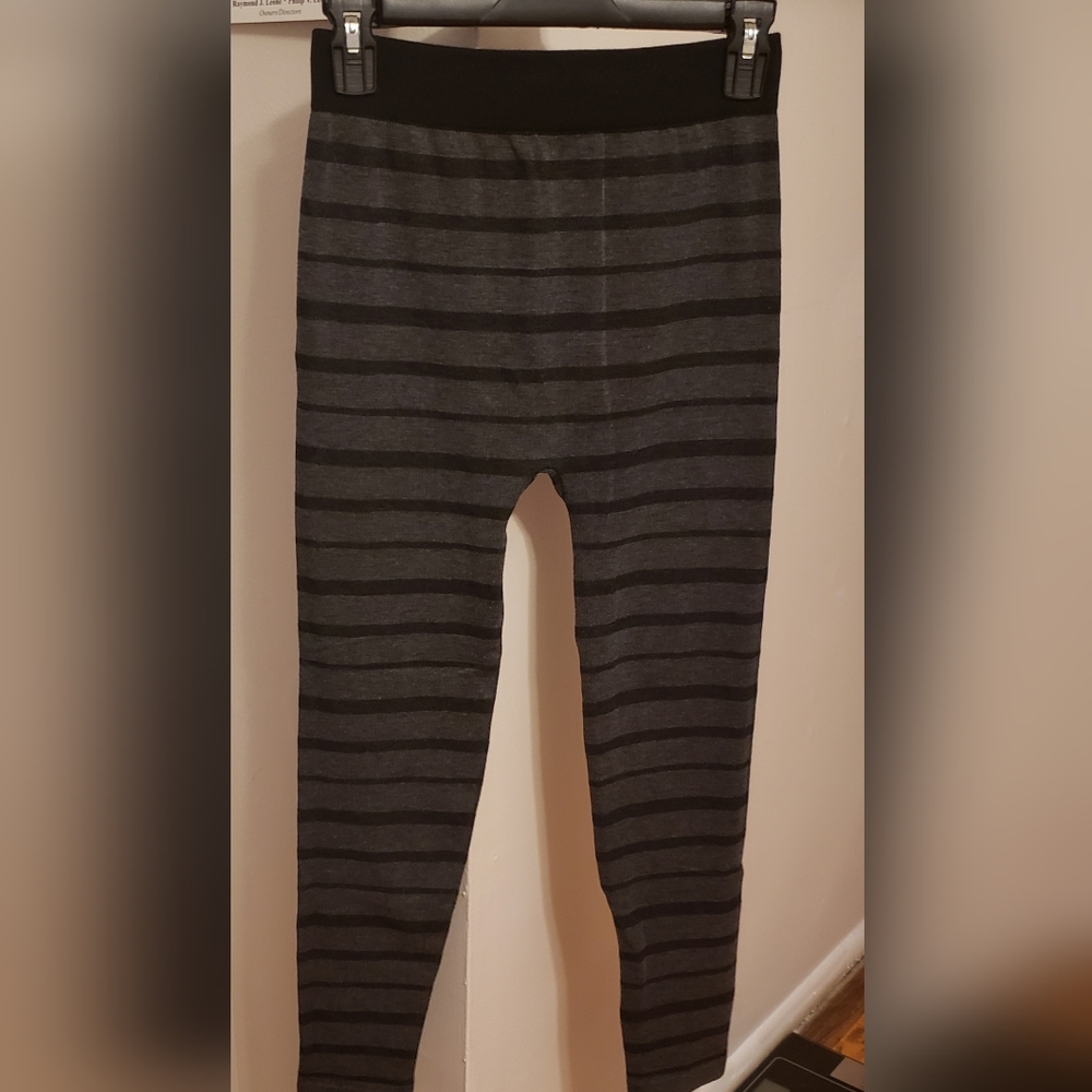 BLACK AND GRAY LEGGINGS